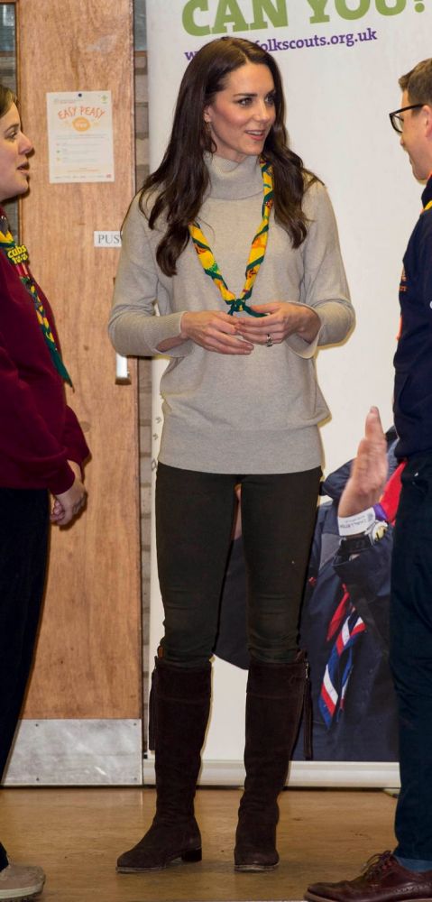 2016年12月的Club Scouts活動上穿着了一件Zara米色高領毛衣配合棕式緊身牛仔褲