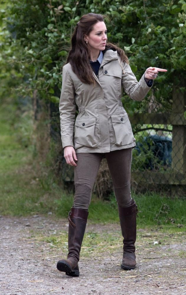 2017年5月，再次穿上棕式緊身牛仔褲參觀英國城市兒童農場