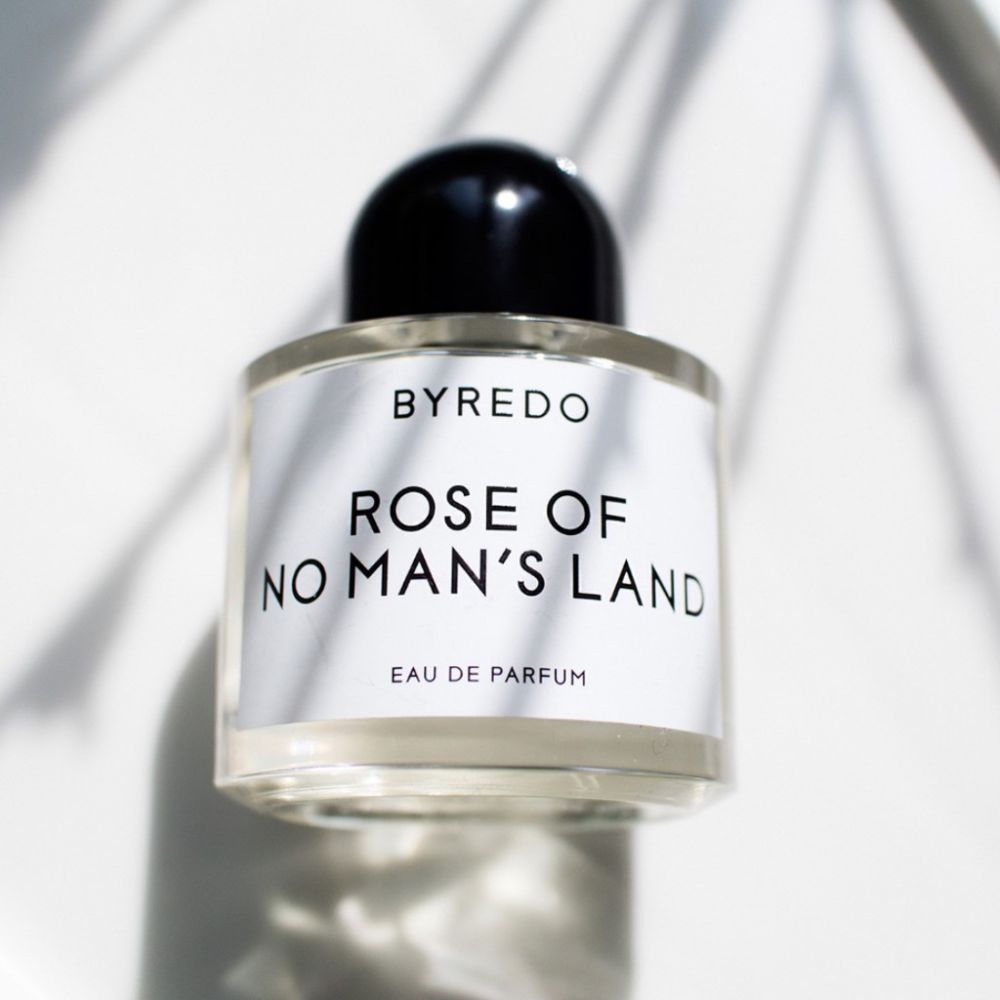 ROSE OF NO MAN'S LAND   50ml | HK$1300 粉紅胡椒夾雜玫瑰的辛辣香氣，相當驚艷，猶如沙漠之中的抗拒人於千里之外的帶刺玫瑰，其後所散發出的琥珀的木質香氣作為點綴，樂愛增添出一絲柔美感覺，令人無法抗拒。