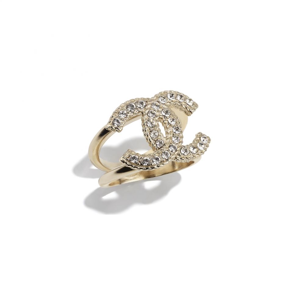 戒指 (HK$4,400)：佈滿水晶的CHANEL標誌戒指，設計簡單而優雅，而且採用了雙圈設計，令款式更顯特別。