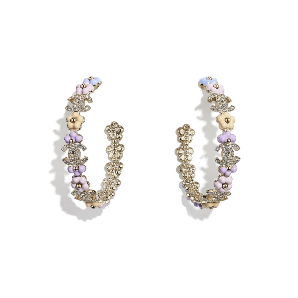 耳環 (HK$9,300)：CHANEL新出耳環有不少都飾有不同顏色的花奔圖案，加上配有CHANEL小水晶標誌，十分適合春夏佩戴。