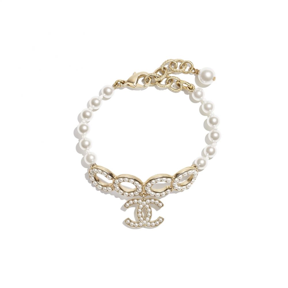 手鏈 (HK$5,600)：CHANEL玻璃珍珠手鏈飾有「COCO」以及CHANEL標誌，以玻璃珍珠為主，款式十分優雅。
