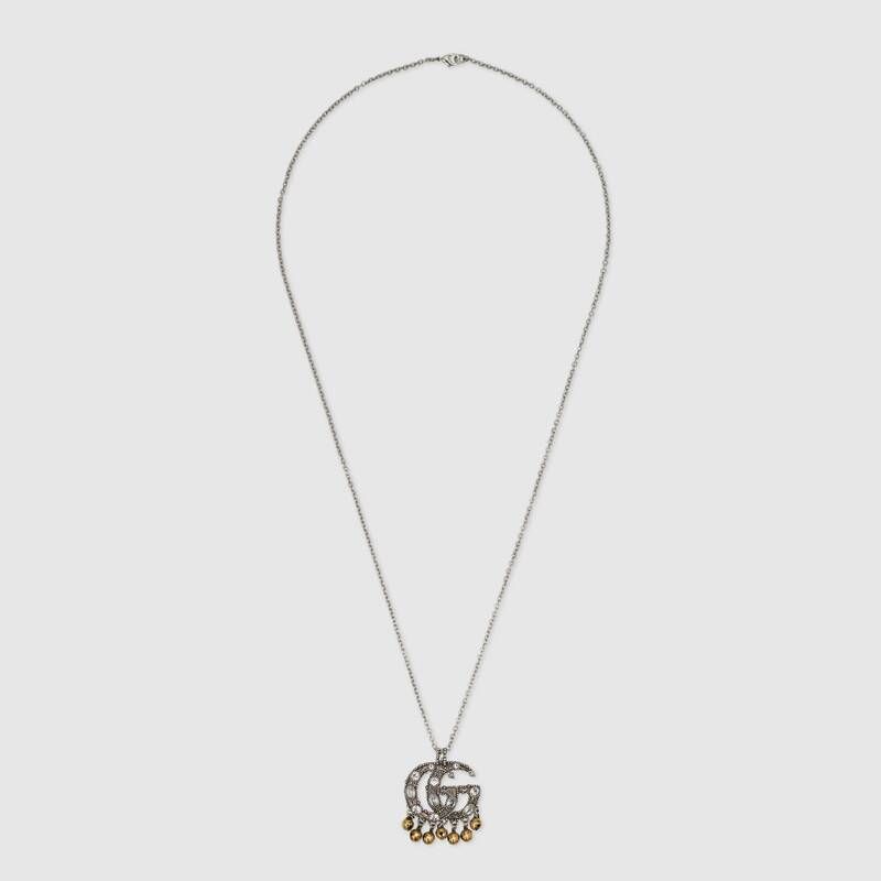 GG Marmont流蘇項鍊 (HK$4,600)：Epilogue系列呈現了Alessandro Michele過去5年最具代表性的作品和圖案，這款GG Marmont項鍊綴有水晶、Interlocking G等細節。
