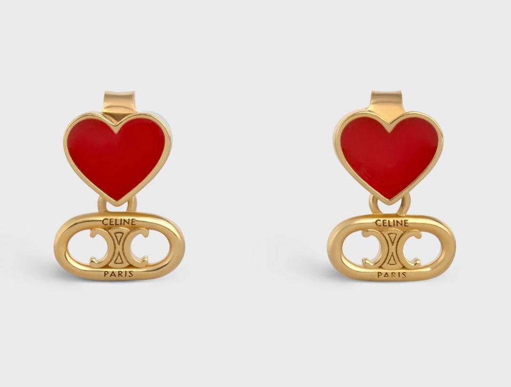 SACRÉS COEURS TRIOMPHE EARRINGS IN GOLD BRASS AND ENAMEL (HK$3,700)：心型設計的耳環充滿少女的感覺，在紅色心型圖案下更配以CELINE金色標誌。