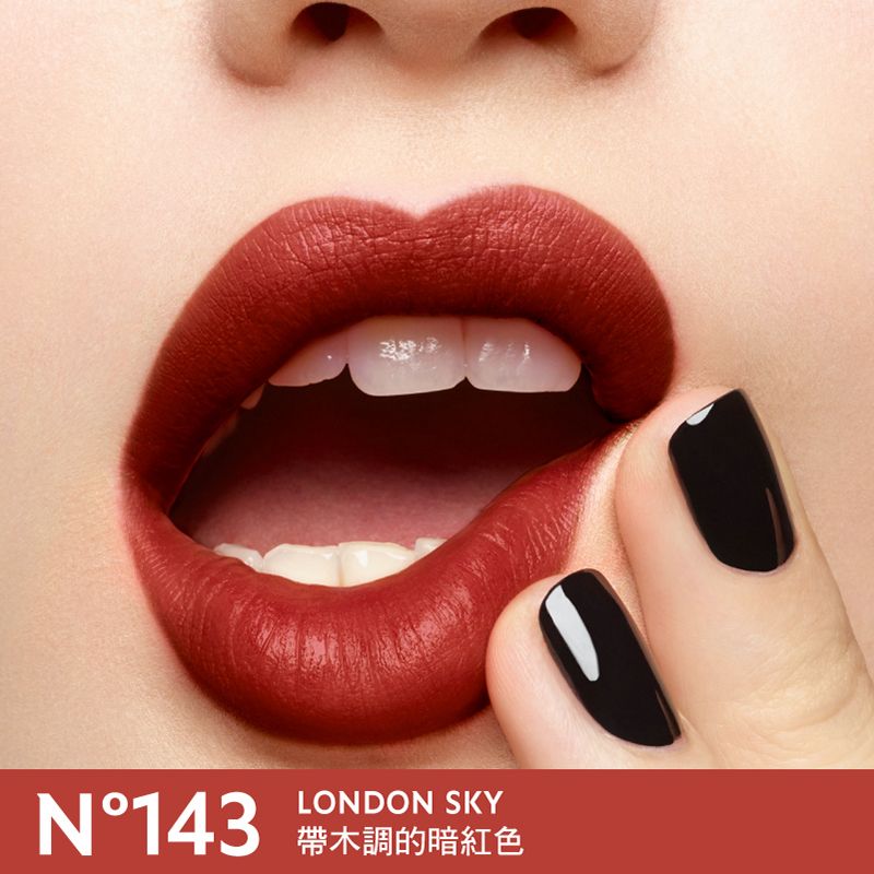 N°143 London SKY。帶木調的暗紅色締造都市個性妝容