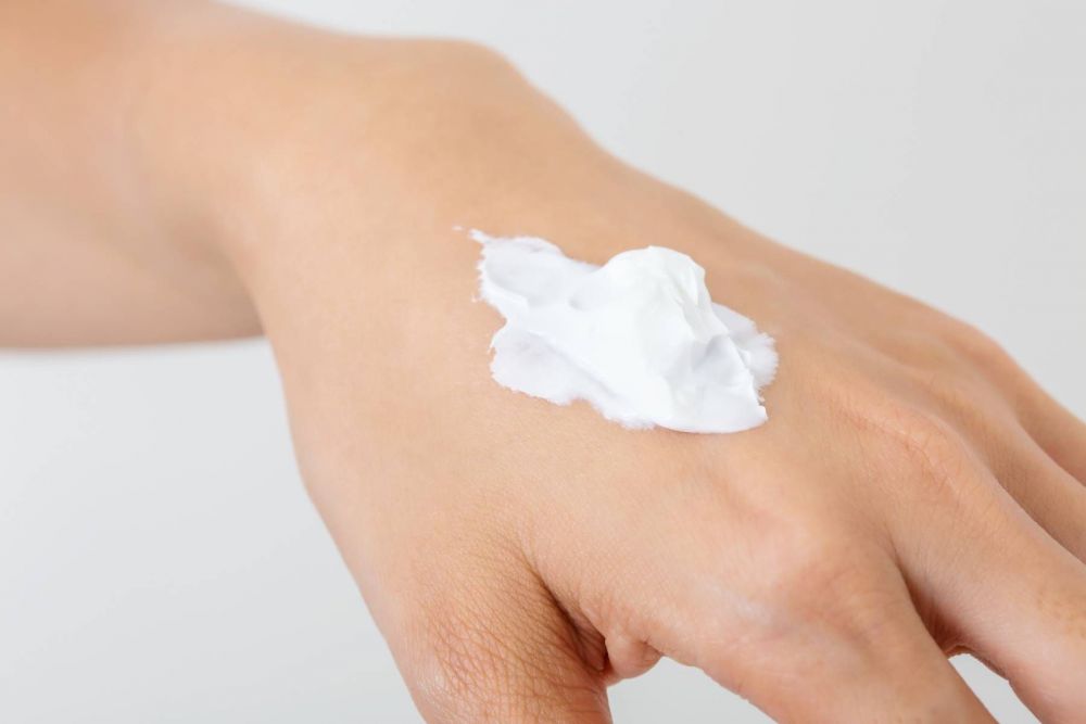 將NIVEA面霜塗在需要護理的部位，然後輕輕按摩，然後用洗面奶沖洗乾淨，能夠更輕易地去除暗藏在毛孔中的多餘油脂污垢。