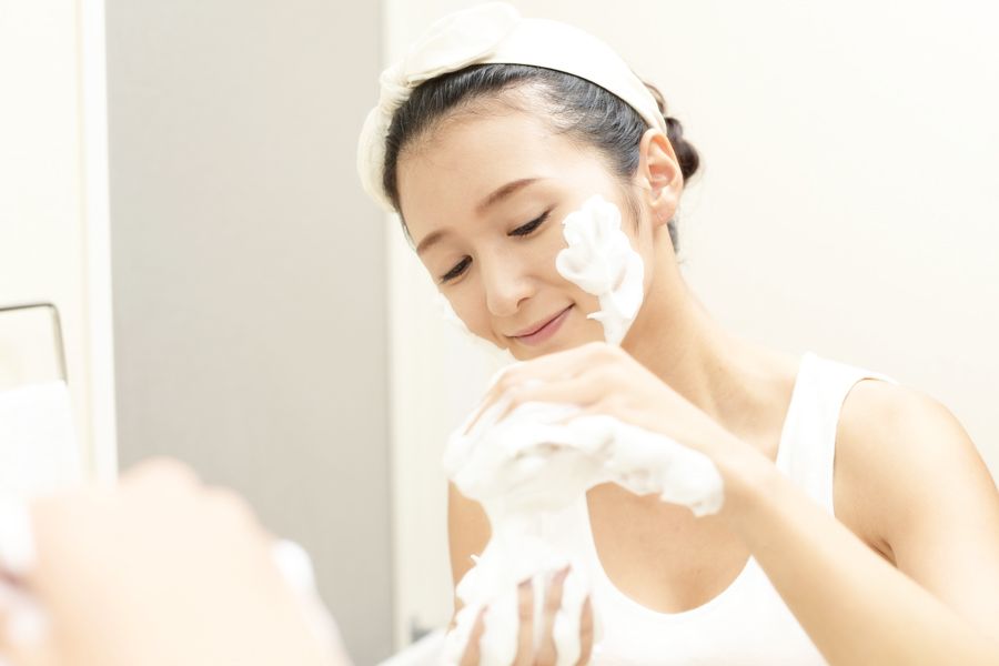 使用頻率約為每周一次！熱敷後不但能夠有助於清潔毛孔，更可以加強面霜保濕成分的滲透力，讓面霜溫和地滲透進肌膚角質層。建議根據個人皮膚的相容性以及狀態，取用相應的份量使用。