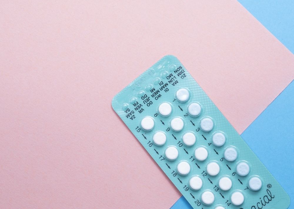 9. 服用事後避孕藥  事後避孕藥的作用便是要延遲排卵，阻止與精子結合，這樣便會擾亂生理期，有機會導致月經提早！
