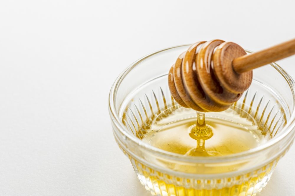 蜂蜜功效：蜂蜜含有大量能被人體接受的氨基酸、酶、維生素等，可以增進皮膚表面的愈合、抗衰老以及預防肌膚乾燥的作用，同時它有良好的抗菌效果，可以有效清潔皮膚、收縮毛孔、緊緻肌膚、減少皺紋，使肌膚變得細膩光滑有彈性。