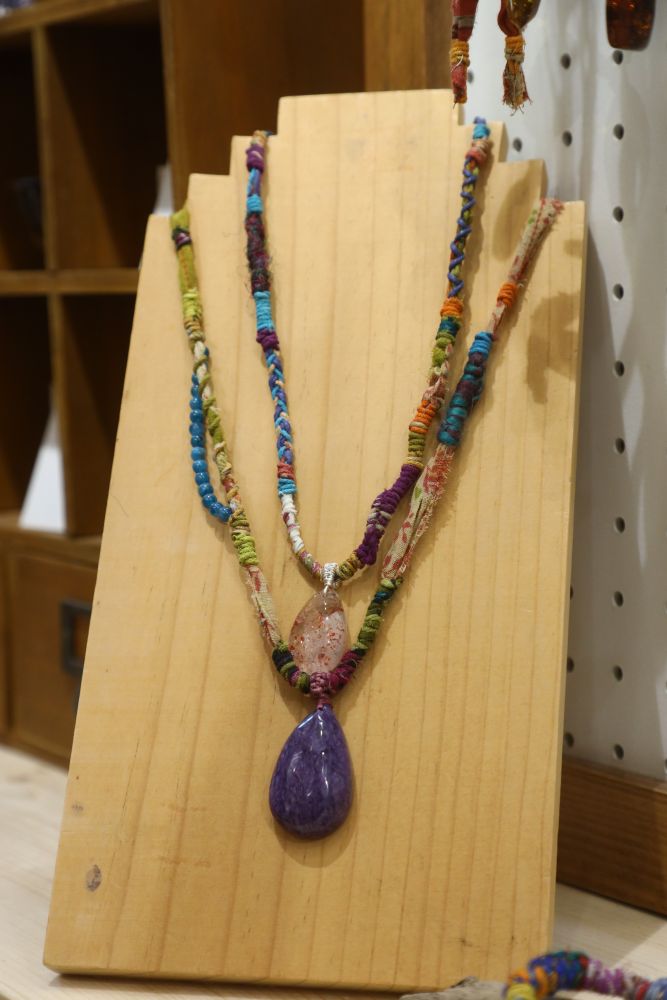 小店有售多款水晶飾品，同時亦為客人將晶石加工。