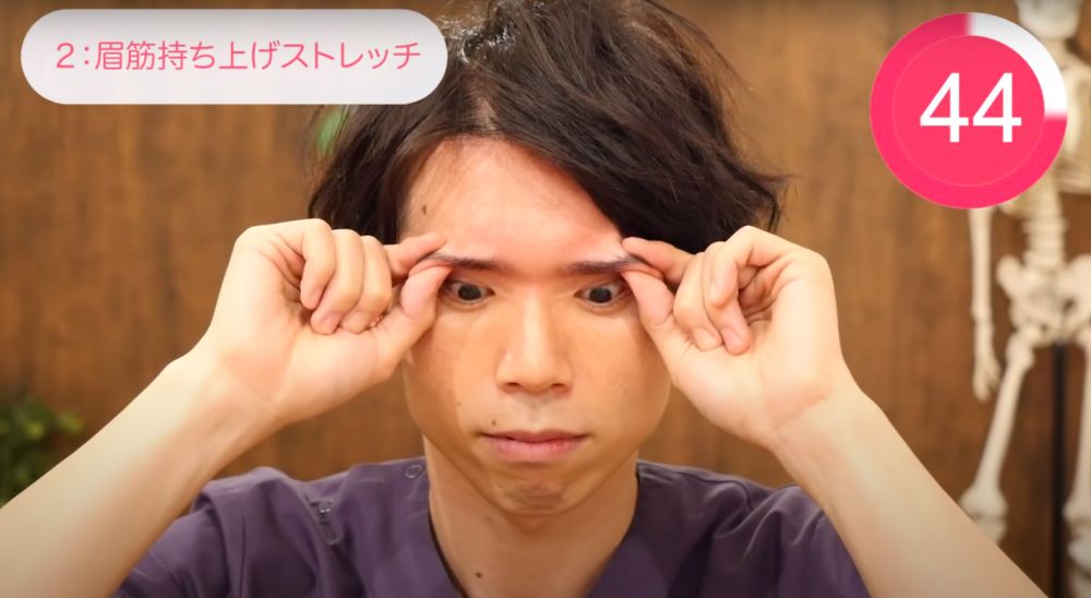 如此類推，順着眉毛一直捏至眉尾，然後再次重複一次動作。這個動作只需要維持1分鐘。