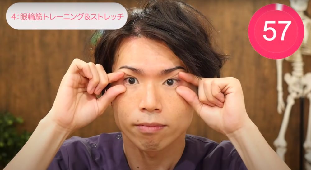 雙手盡量拉扯開眼睛的外眼角，眼睛亦要盡量睜大作為配合。