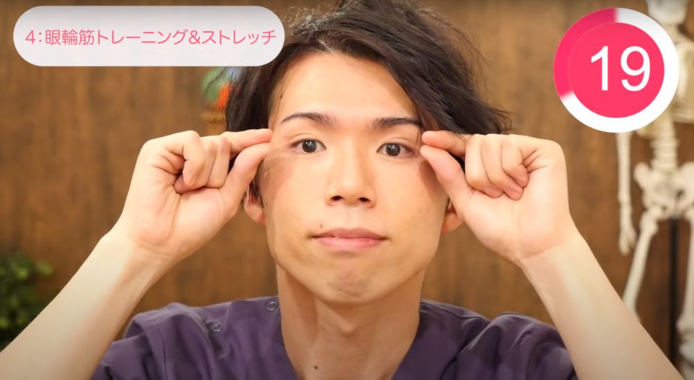 每完成5秒，便可以稍微放下雙手放鬆，然後再重複一次動作。維持1分鐘即可。