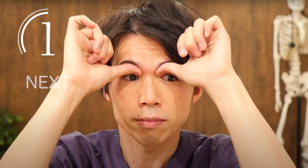 這個動作需要雙手的拇指，放在眉頭與鼻梁之間的凹陷處。