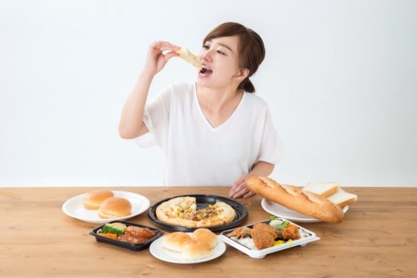 日本男生票選一致指出不喜歡吃東西吃得很髒的女生：「女友在父母家中吃飯時筷子拿得不好看，我會很介意」、「很怕吃飯時女生的禮儀不好，吃得很大聲」。