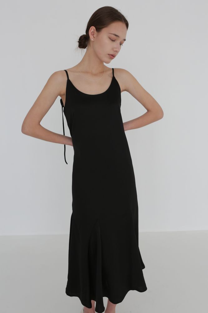 SILKY SLEEVELESS DRESS - BLACK (₩132,000)