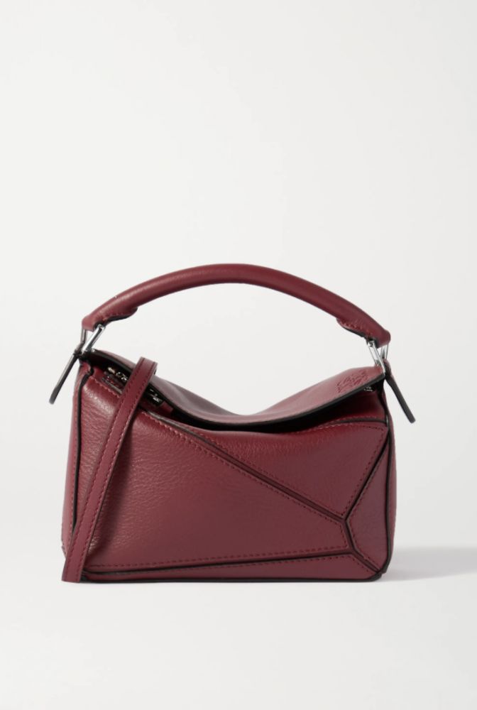 LOEWE Puzzle mini leather shoulder bag  網購價：£1,400 | 香港官網售價：HK$ 15,950（退稅後：£1,166.67；折合港幣約$12,359