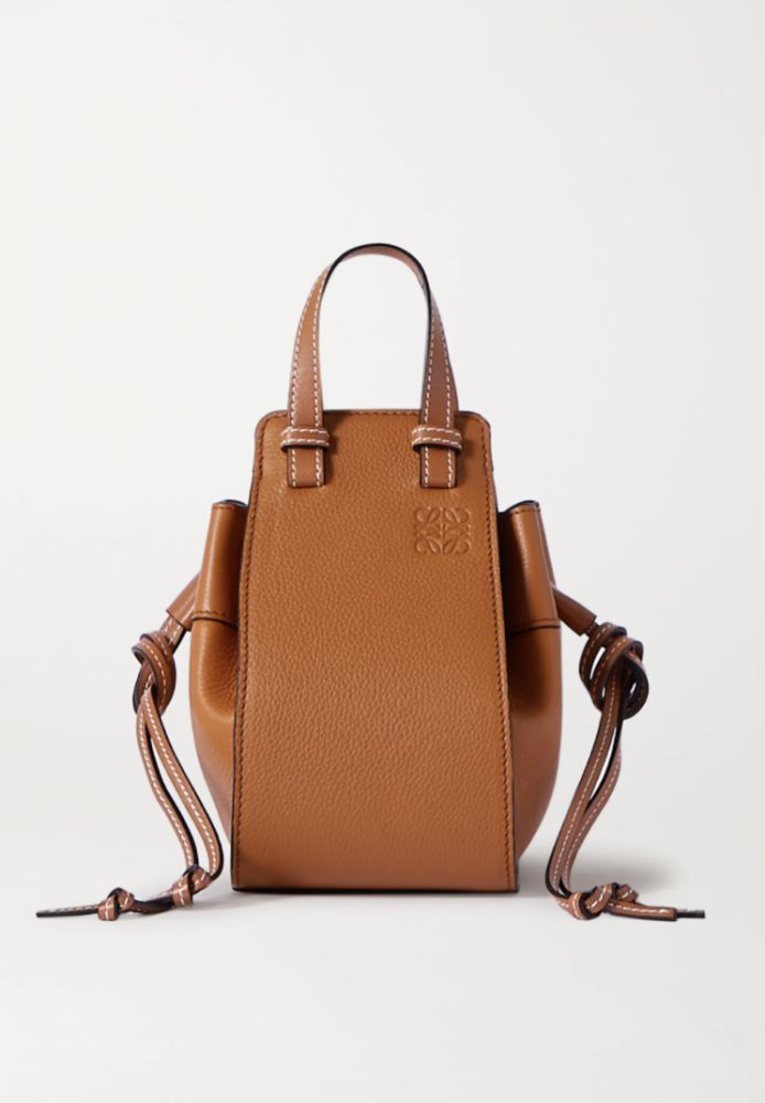 LOEWE Hammock mini leather shoulder bag  網購價：£1,400 | 香港官網售價：HK$ 15,350（退稅後：£1,166.66；折合港幣約$12,360）