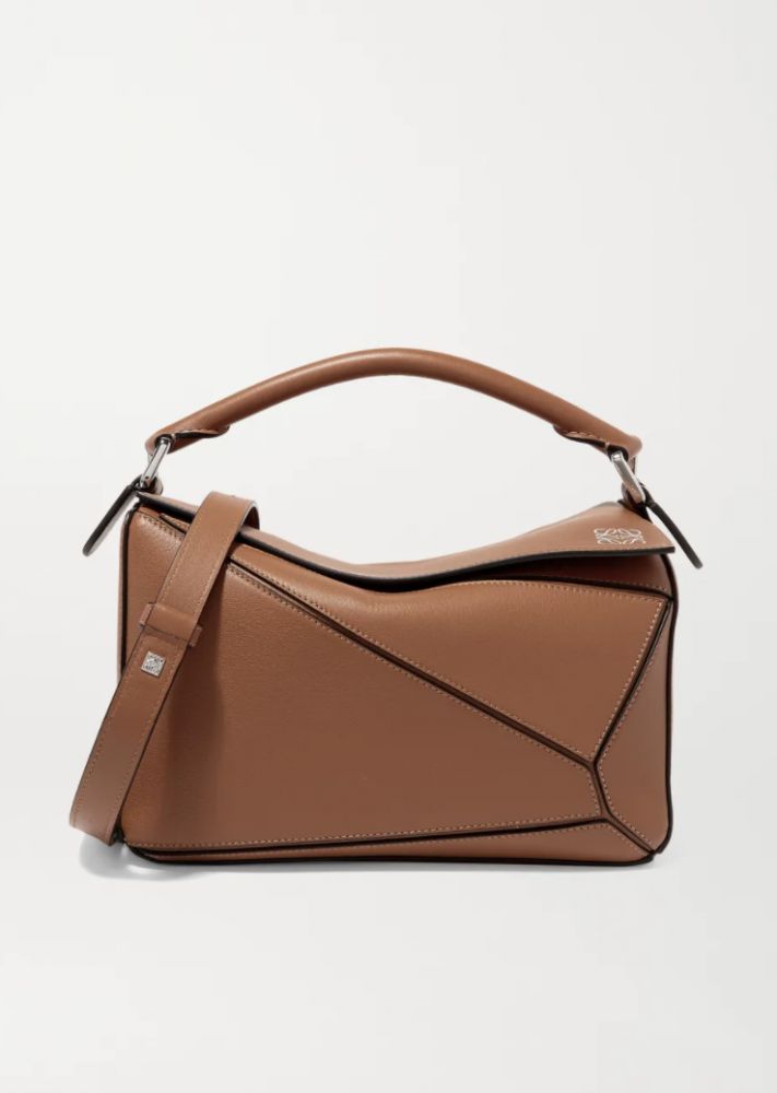 LOEWE Puzzle small leather shoulder bag  網購價：£2,000 | 香港官網售價：HK$ 23,950（退稅後：£1,875；折合港幣約$19,864）