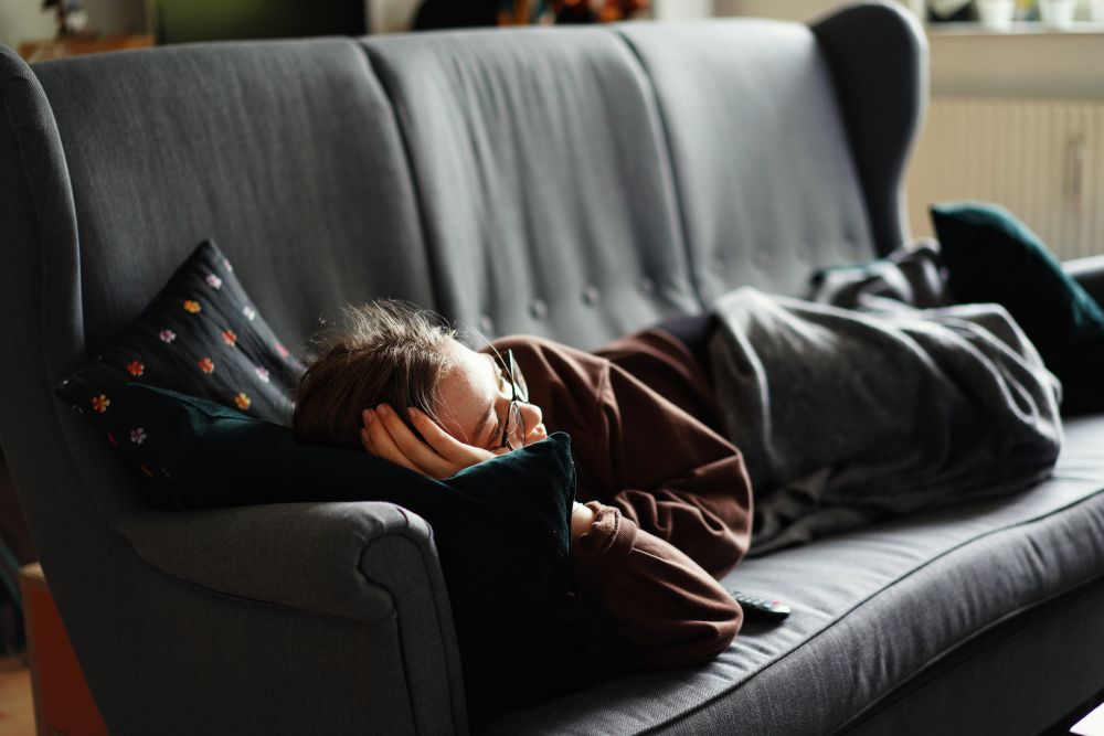 失眠解決方法 12：避免小睡。 研究顯示，日間兩小時或以上的午睡和6-9pm的小睡都會降低晚間的睡眠質素。
