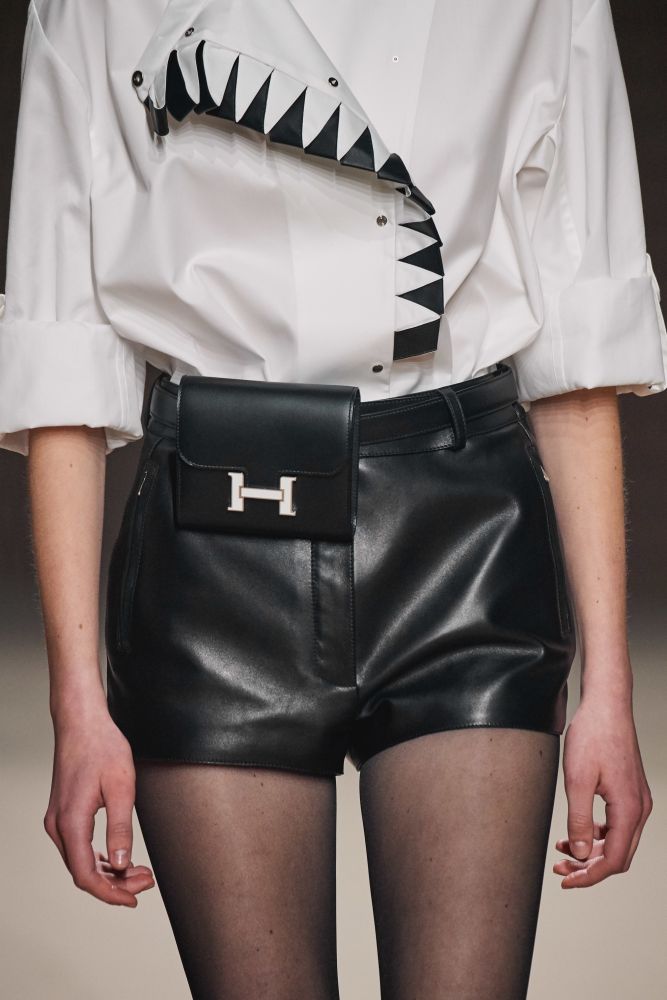 Hermès Constance Slim銀包配有大象灰、典雅啡、經典黑。