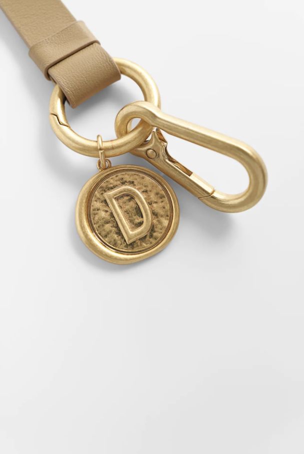 真皮字母鑰匙圈，凸紋效果標語金屬飾件，配有三色皮革可選。