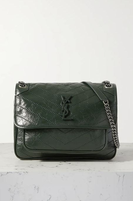 SAINT LAURENT Niki medium quilted leather shoulder bag 網購價 £1,890 | 香港官網價 HK$ 18,400。 退稅後約：£1,575；折合港幣約 $16,744。