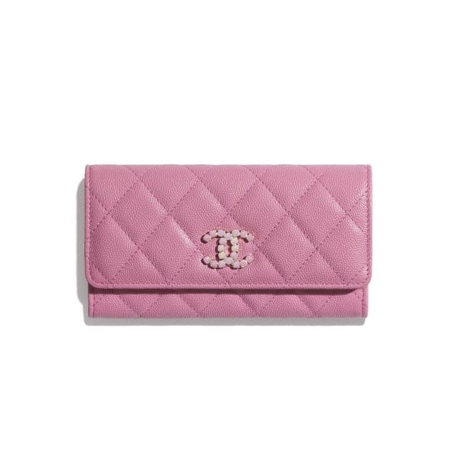 CHANEL 垂蓋銀包 HK$7,900  可愛的粉紅色長錢包，使用魚子醬粒紋小牛皮，配上CHANEL的雙C標記，都是能帶給你好運的細節。