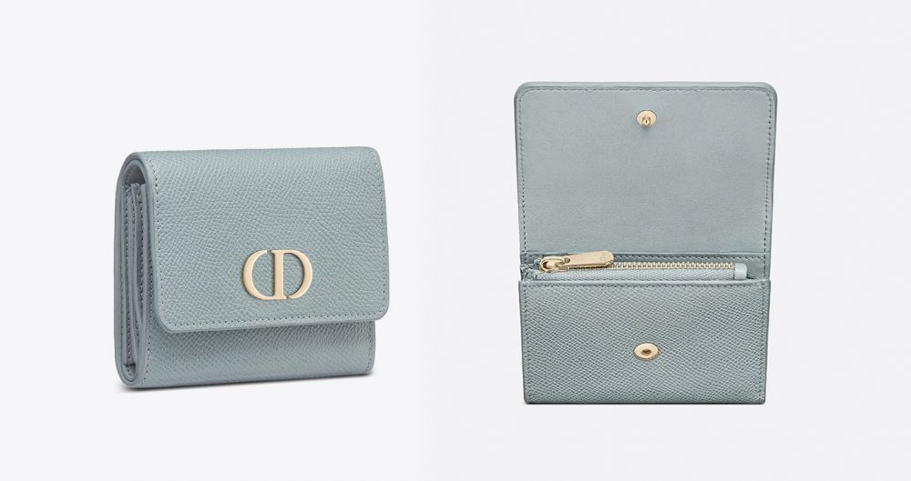 DIOR 30 MONTAIGNE LOTUS 錢包  HK$4,950  2021女士度假系列推出的迷你錢包新品，以雲藍色顆粒小牛皮製成，小巧精緻，可以輕鬆放進小手袋中。