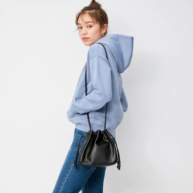 Soft leather touch drawstring bag (¥1,990+稅)