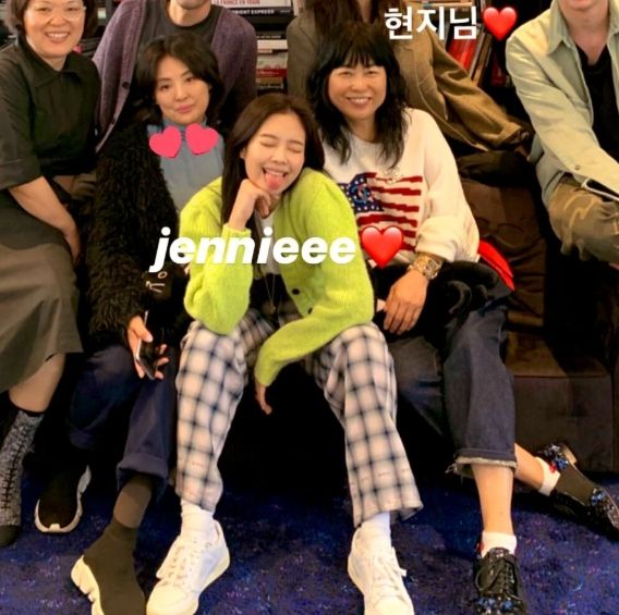 Jennie媽媽（圖示Jennie左側）也是大美人，難怪Jennie自小便是美人胚子。