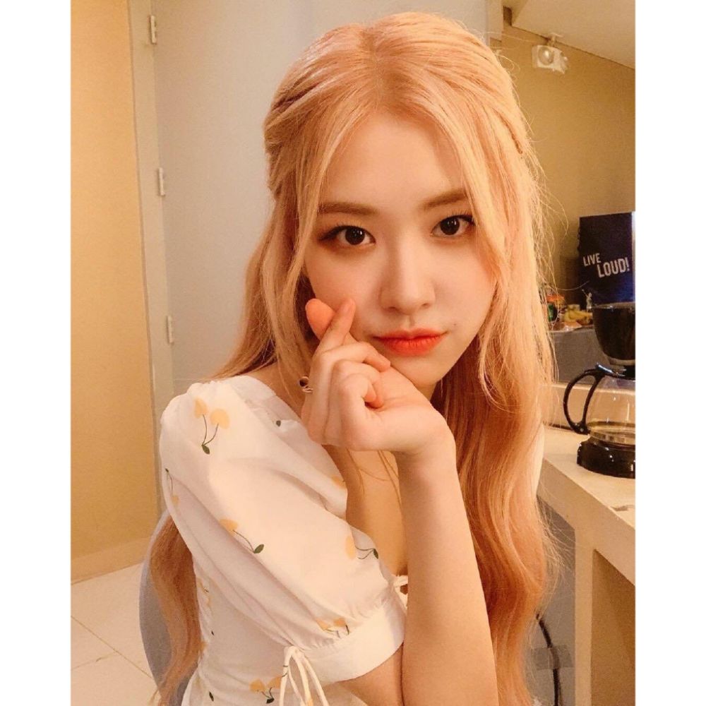 Rosé曾表示從未想過會成為一位K-Pop明星，卻因為父親一句玩笑話成為了她的人生轉捩點。