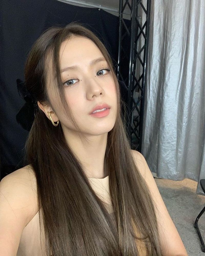 在Jisoo還沒出道前，就是YG的秘密練習生。有一次去看YG家的演唱會時，因為外貌出眾，更被SM娛樂的星探相中，並向她發出了邀請去SM參加試鏡，那時的Jisoo只是笑笑回絕了。