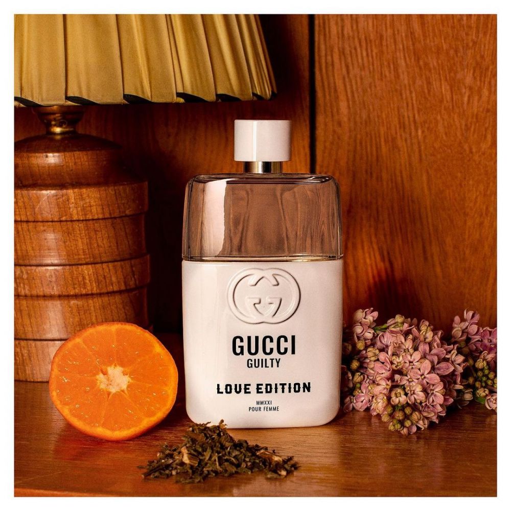 Gucci Guilty Love Edition 2021 Pour Femme (HK$1,150/90ml)：Gucci Guilty Love Edition 2021是品牌的香水新作，香水是限量版，前調有著橘橙、佛手柑和粉紅胡椒的香氣；而中調則為紫丁香與玫瑰和紫羅蘭的香調；而後調是廣藿香與琥珀，散發著獨特的花香氣息。