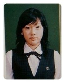 太妍-  畢業照中的太妍根本就與現在32歲的她沒有分別，簡直讓人不禁懷疑，學生時代的照片與現在的樣子絕對是複製粘貼出來的！童顏太妍絕對是從小美到大！