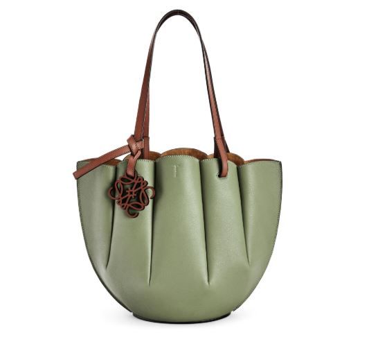 Small Shell Tote bag in classic calfskin 售價HK$ 18,600（Colour: Rosemary）