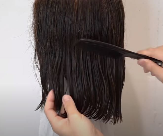 要先用梳子把中段至髮尾位置的頭髮梳開。梳頭髮的動作要輕柔，梳幾下就好，以免損害髮質。