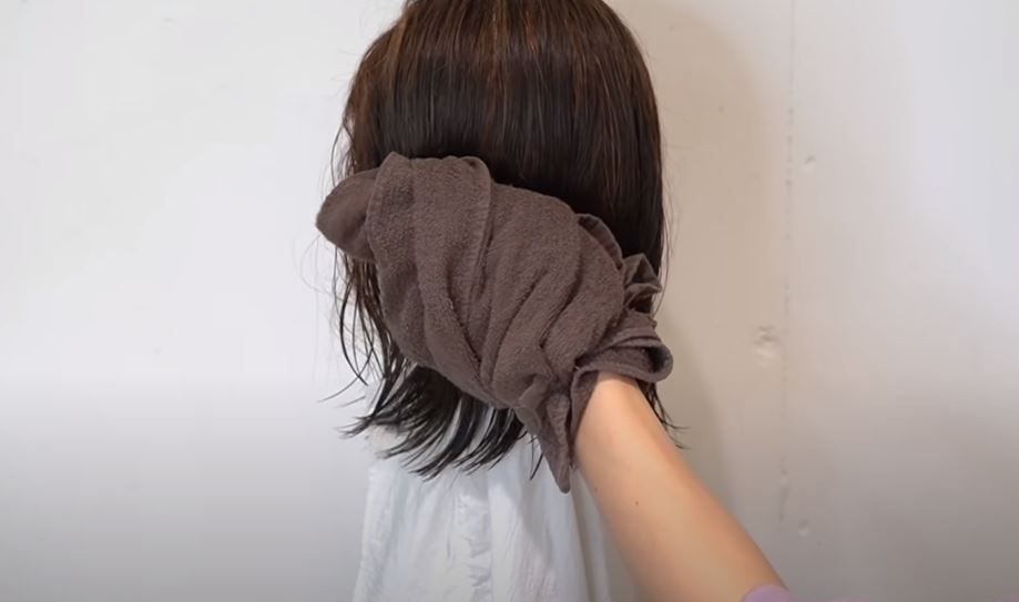 髮量多的人，可以把毛巾捲在手上，用橡筋固定， 或以毛巾手套代替。邊吹頭時邊用毛巾印乾。