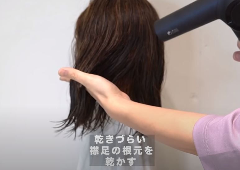 吹頭時順序由髮根位置開始，之後到中間位置，最後到髮尾。風筒要置於頭髮上方。