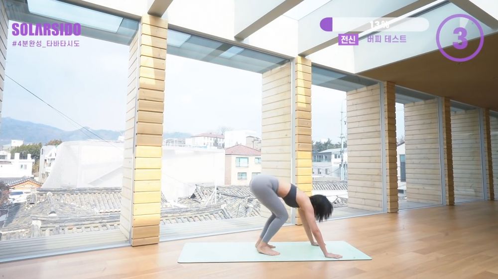 雙手撐在運動墊上 雙手撐在運動墊上