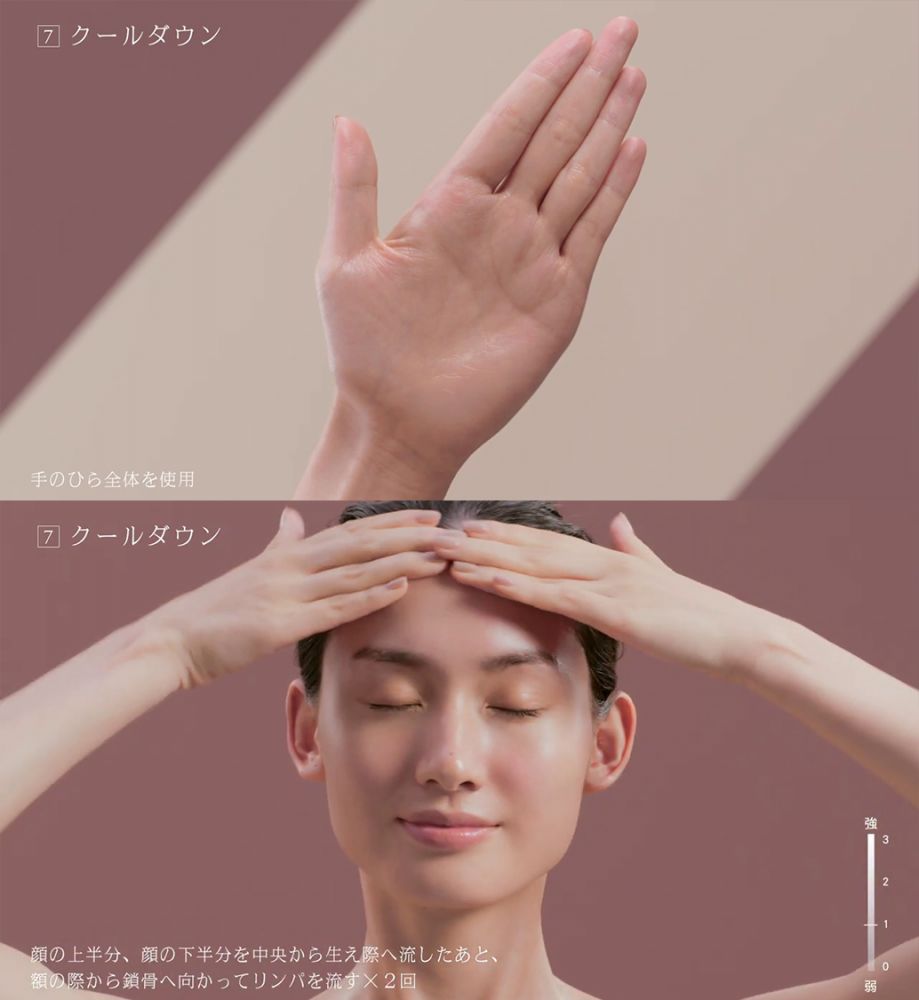 使用雙手手掌，雙手分別貼合額頭與兩頰部分。