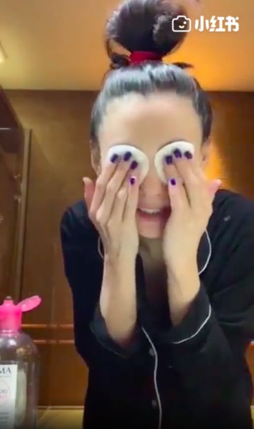 將濕透的卸妝棉敷在眼睛之上，敷一陣子之後再輕輕地卸除乾淨即可。