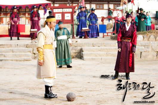在劇中呂珍九飾演朝鮮國王李暄，既深情又帶點憂鬱的神情，讓人至今仍印象深刻。
