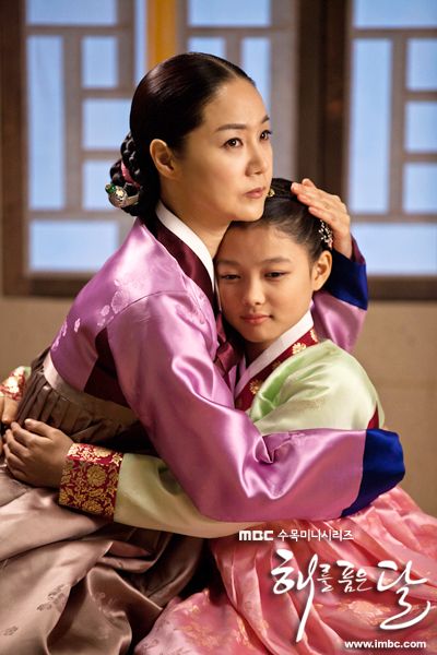 有「國民妹妹」之稱的金裕貞在劇中飾演童年時期的許煙雨，當年她憑藉清純臉蛋、精湛演技而獲得了無數好評，更因此獲得2012 MBC演技大賞的最佳童星獎！
