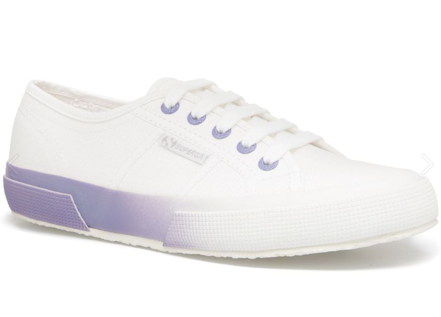 這款經典Superga 2750百搭又可愛，小白鞋底部以漸變紫色橡膠作設計，令鞋子更加有少女心，深受各位女生們歡迎。