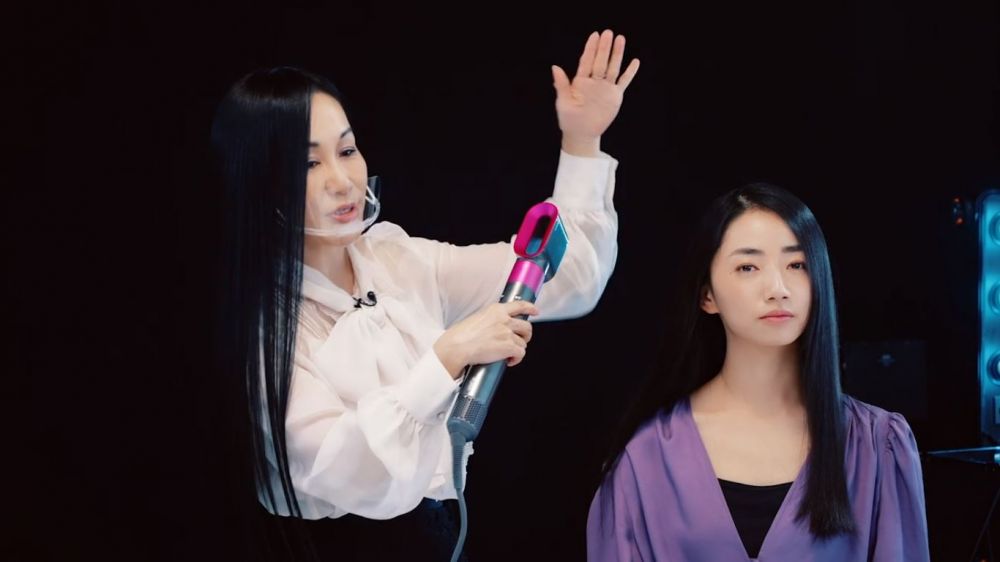 美容師使用了Dyson Airwrap™ Complete，吹頭時，從上至下吹，使頭髮表面更貼服亮澤。