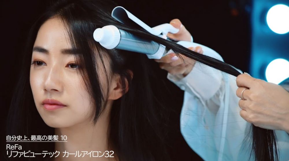 用造型器由頭頂開始滑到中段2次，整理並順滑髮絲。