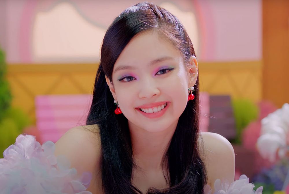 Jennie在Ice Cream MV中的眼妝以多色眼影混搭而成，搭配搶眼的藍色隱形眼鏡，營造出調皮可愛感覺，而且這色號十分適合夏天使用～