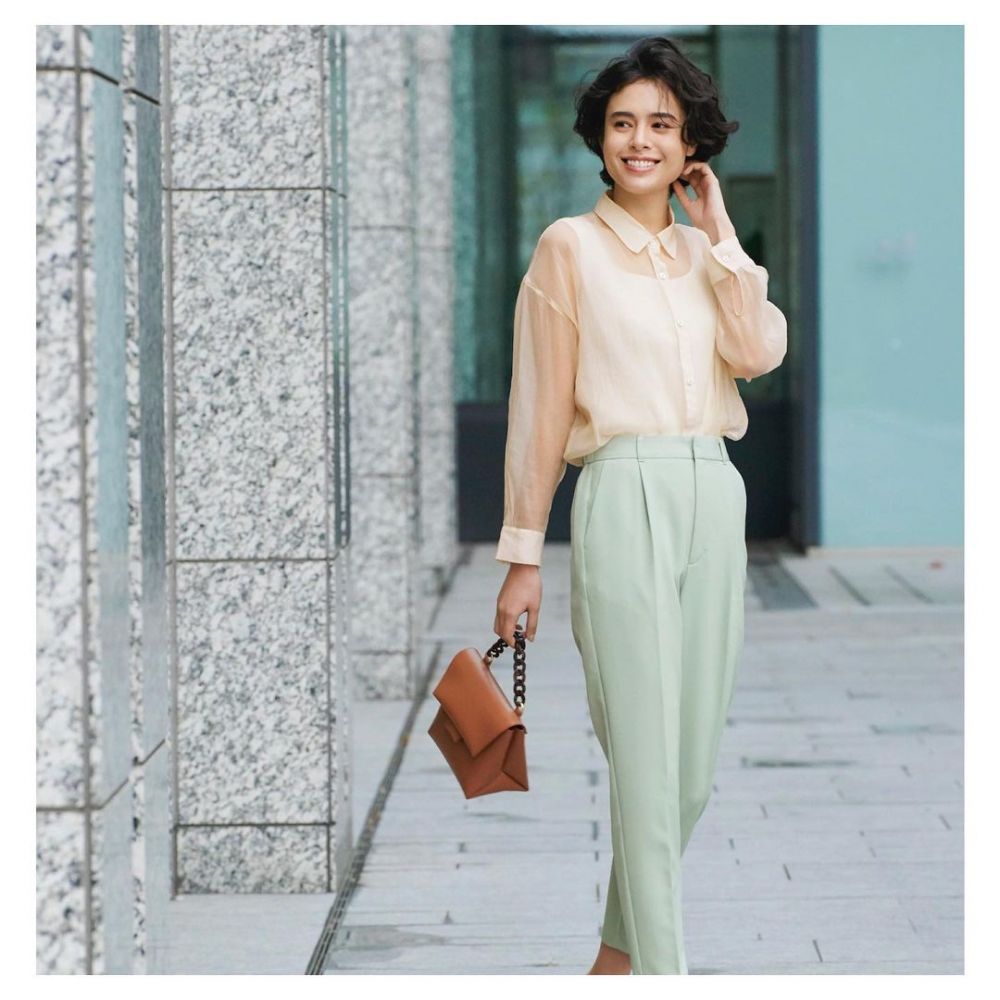 Style 1：有時候簡單一件杏色長襯衫配搭薄荷綠色長褲，襯上卡其色穆勒鞋後，已經可以為穿搭造型增添幾分幹練氣質，給人沉穩舒服的視覺感受。