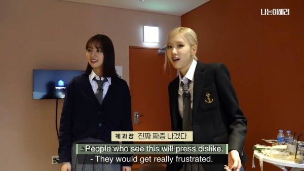 兩人在討論的時候就表示希望可以永遠與對方交換臉型,然後Rosé斬釘截鐵地說你會後悔擁有長臉的! 兩人在討論的時候就表示希望可以永遠與對方交換臉型,然後Rosé斬釘截鐵地說你會後悔擁有長臉的!